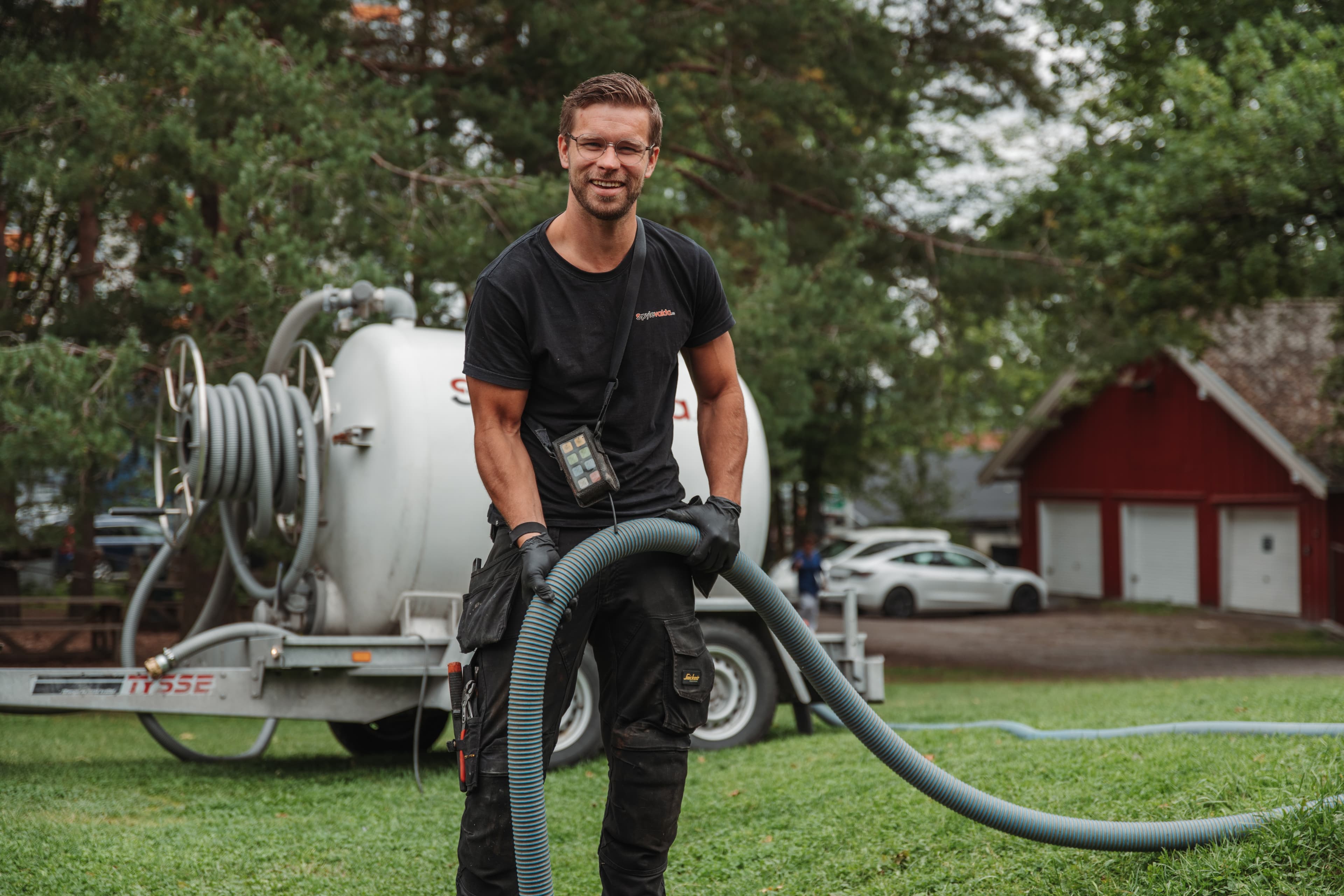 Spyleoperatør med sugeslange