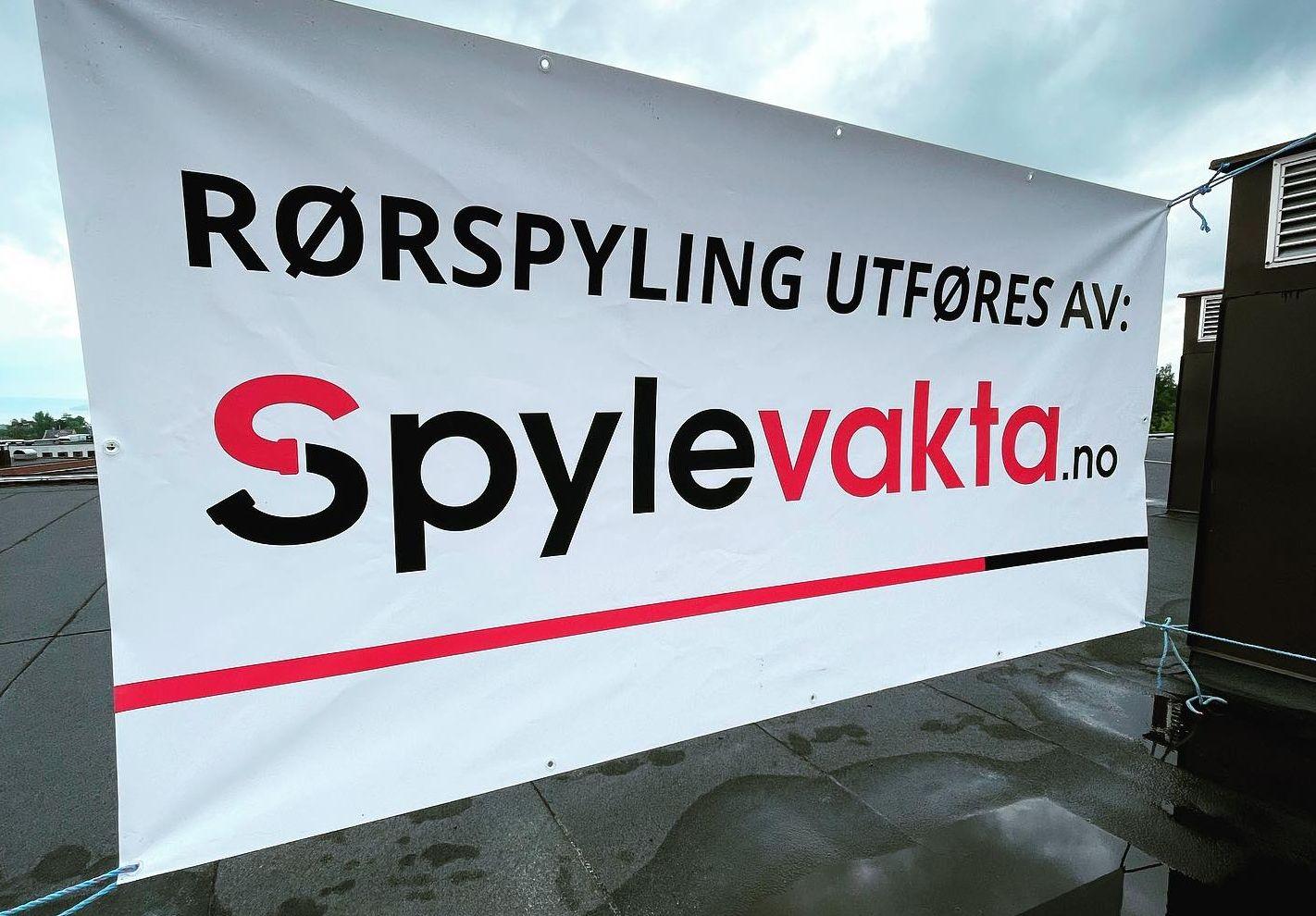 Bilde av spylevakta sitt banner i forbindelse med arbeid på et borettslag 