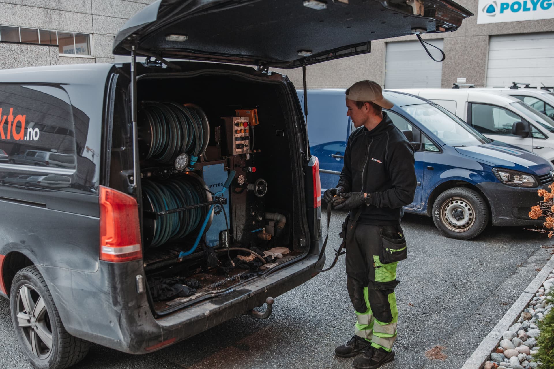 Operatør som bruker spylebil