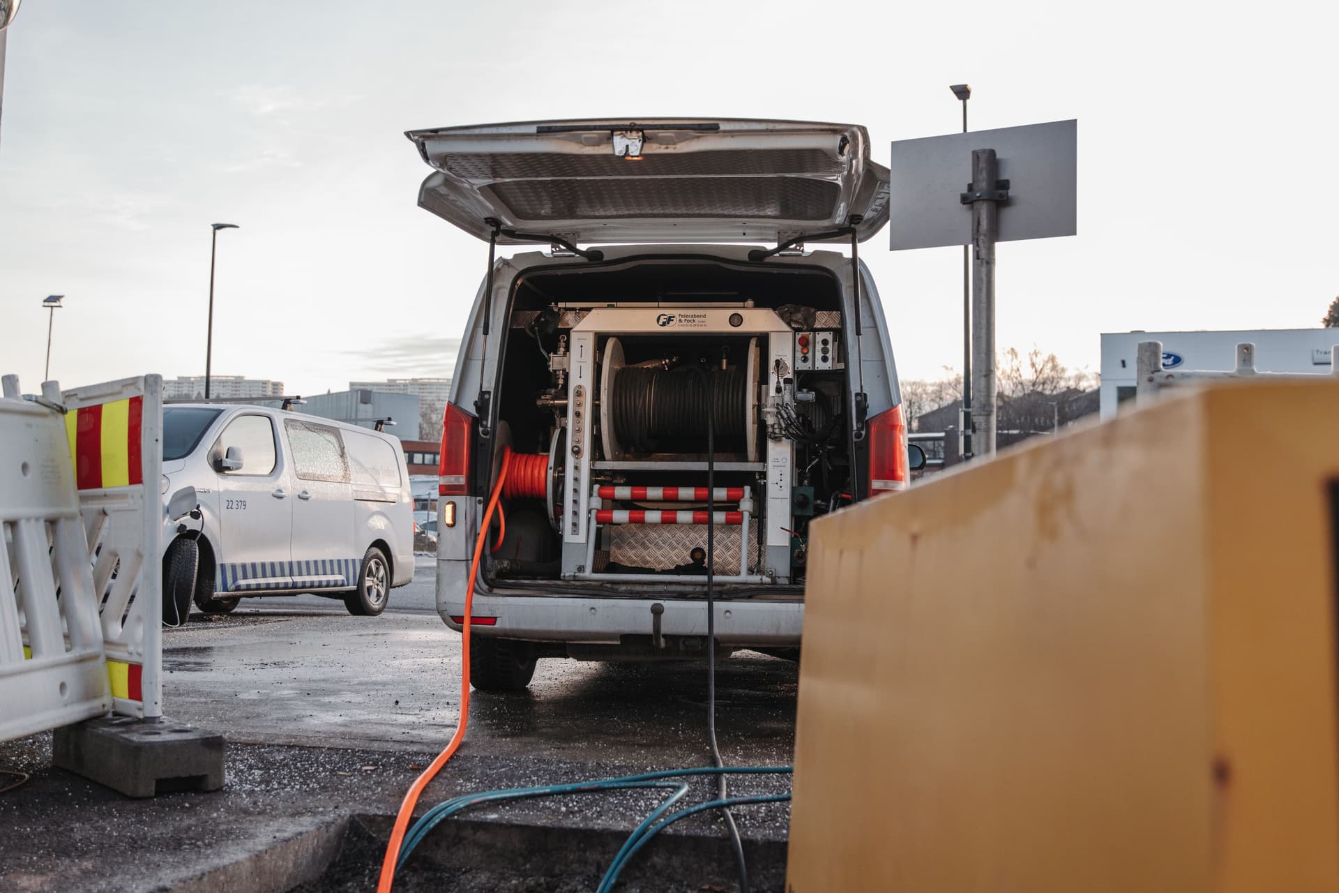 Bilde av spylebil med bakluken åpen som viser utstyret