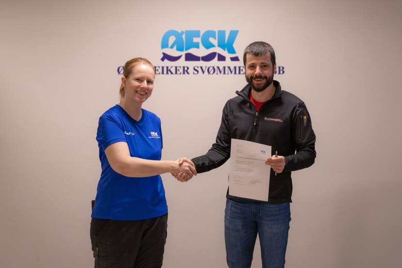 Bilde av Spylevakta som signerer sponsoravtale med Øvre Eiker Svømmeklubb