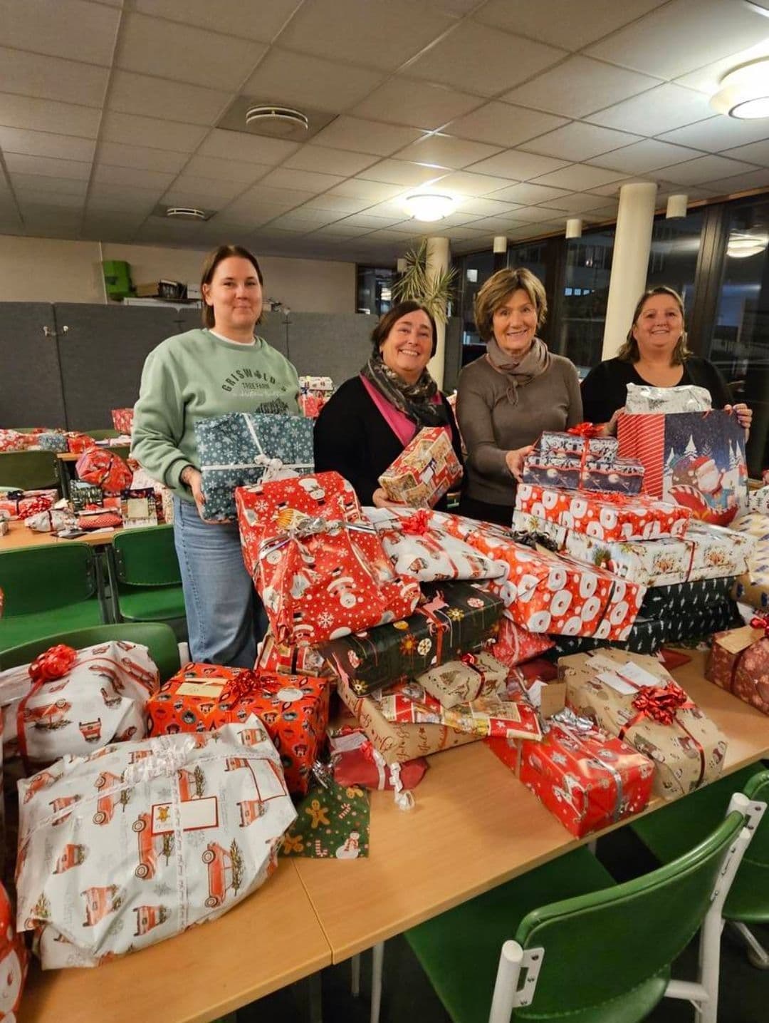 Bilde av Sølvi Amundsen og de andre frivillige i "God jul, lille venn" Øvre eiker.