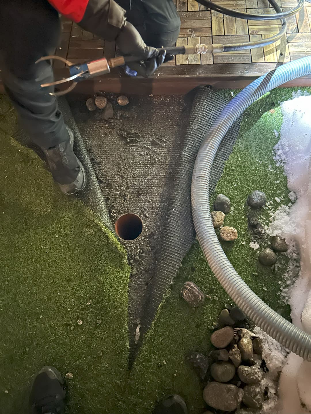 Bilde som viser gripeklo under arbeid hvor vi fjerner stein fra avløpsrør