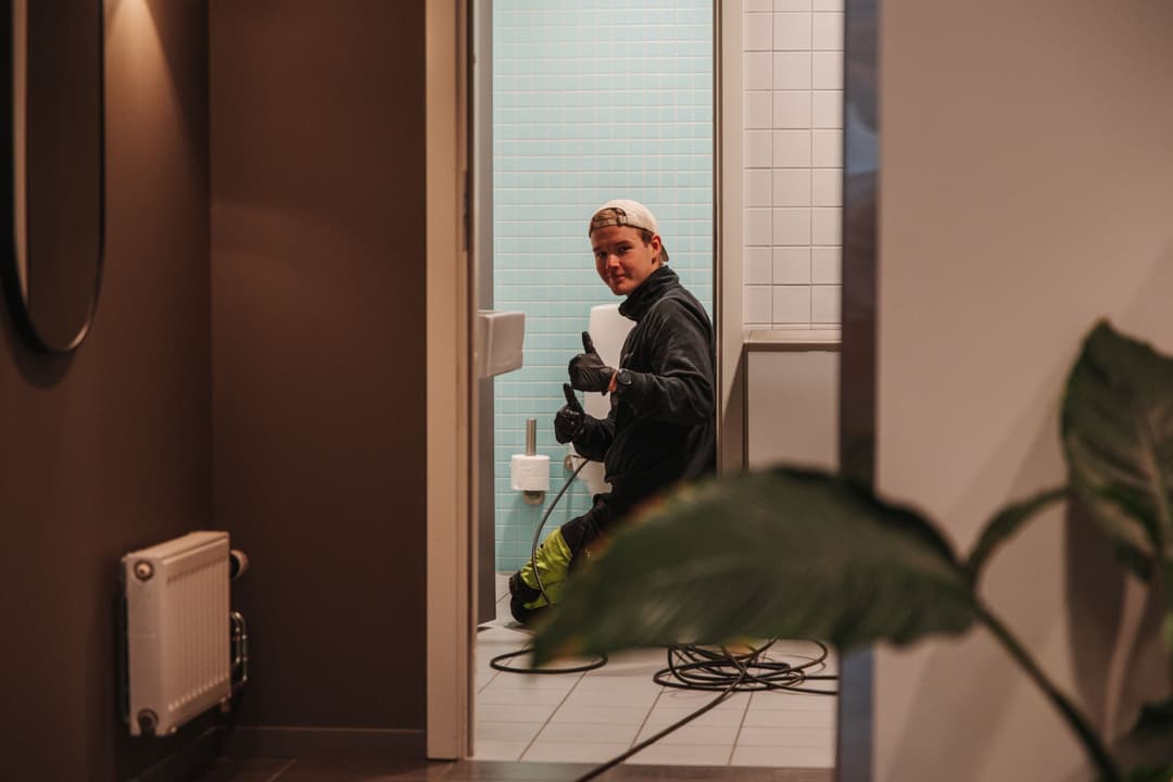 Bilde av spylevakta som åpner tett do hos kunde