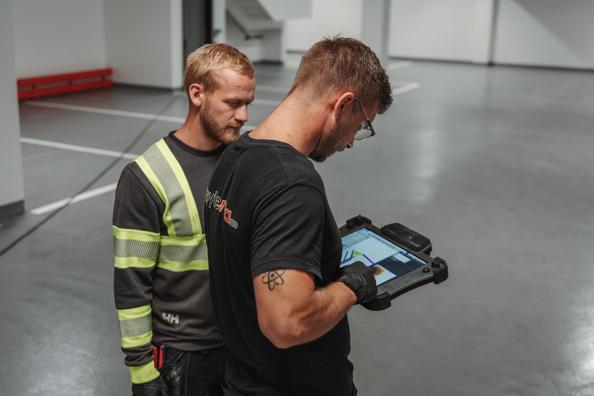 Operatør som bruker inspeksjonsutstyr