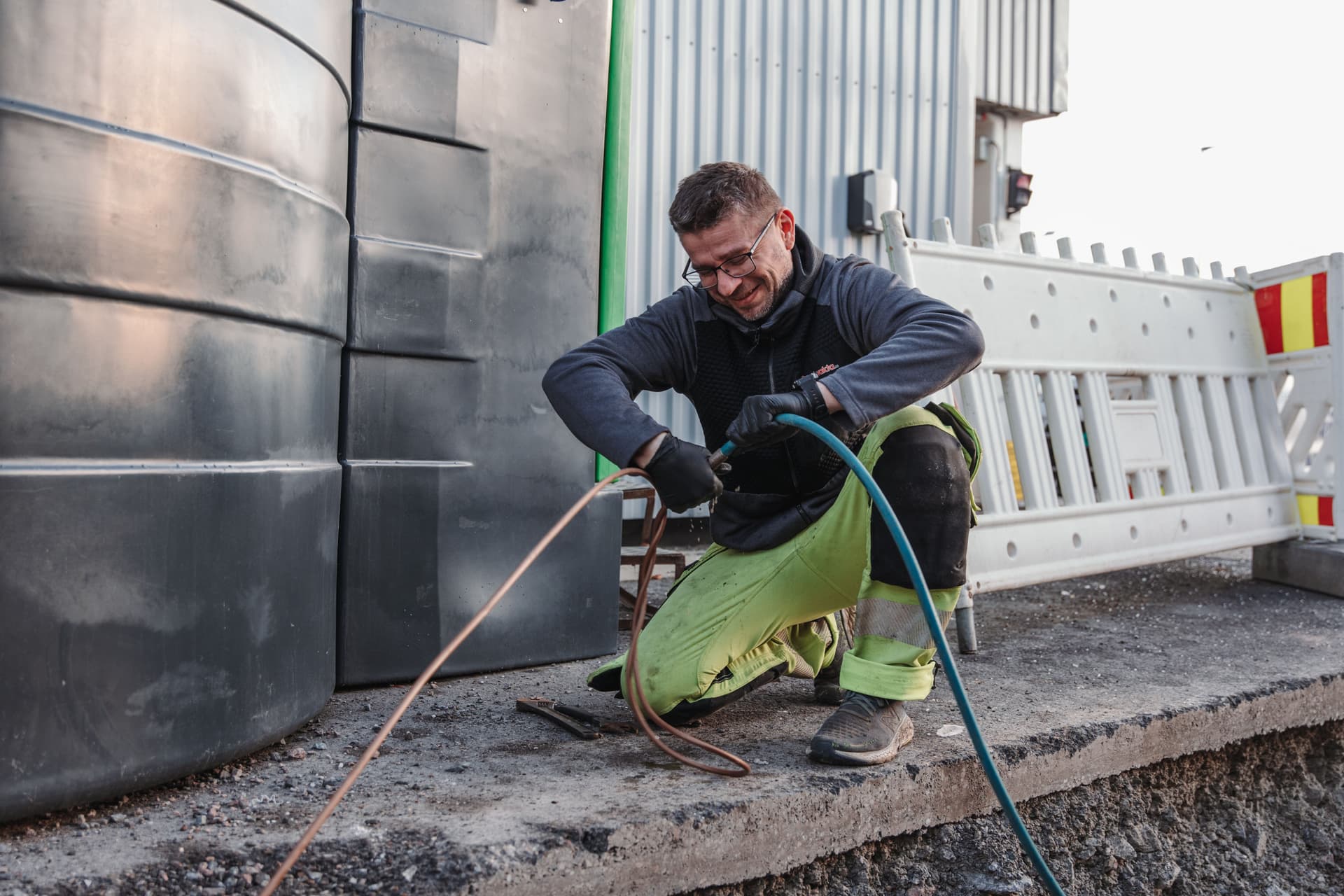 Operatør som gjør klar for spyling