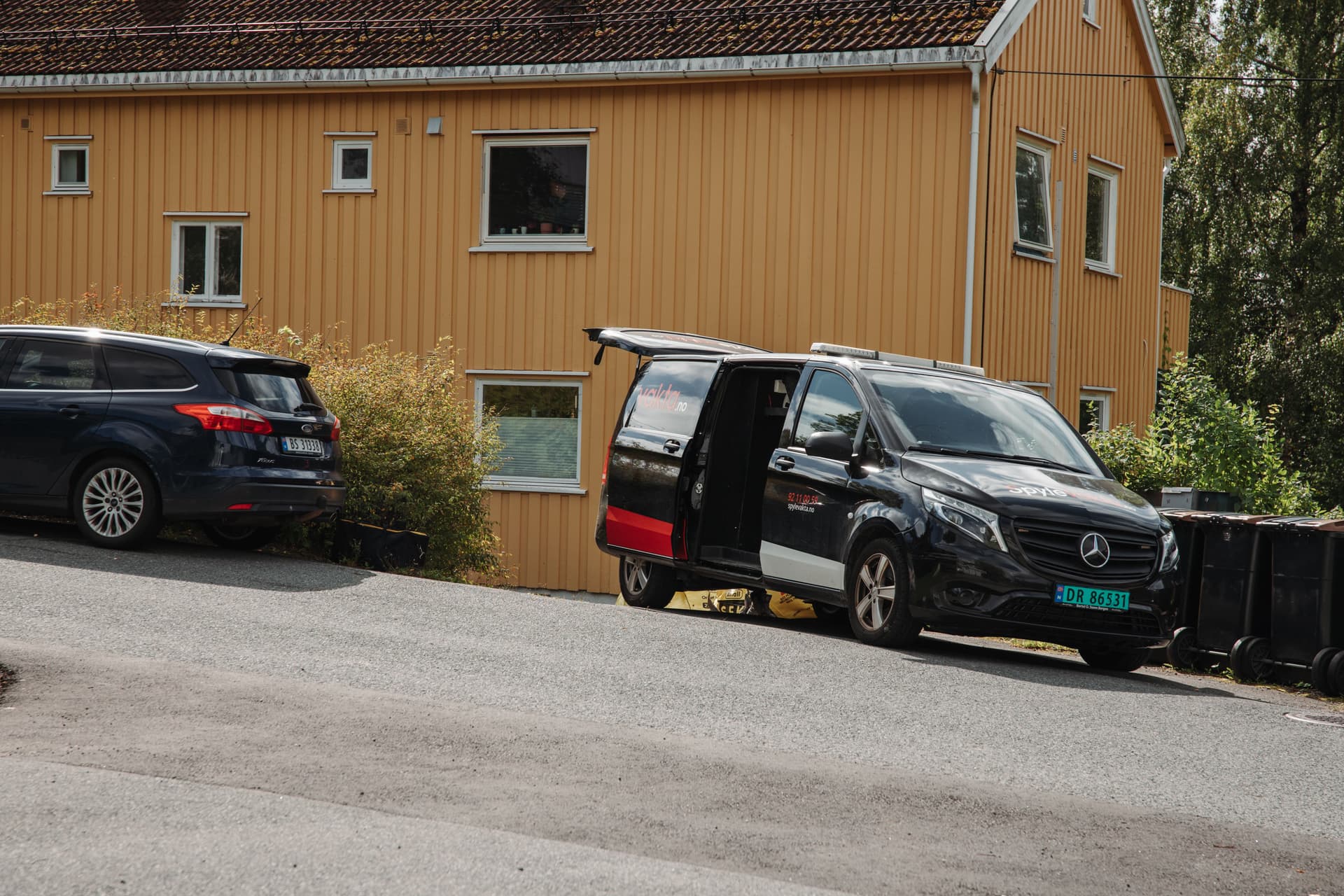 Spylebil fra spylevakta ute og utfører spyling og rørinspeksjon