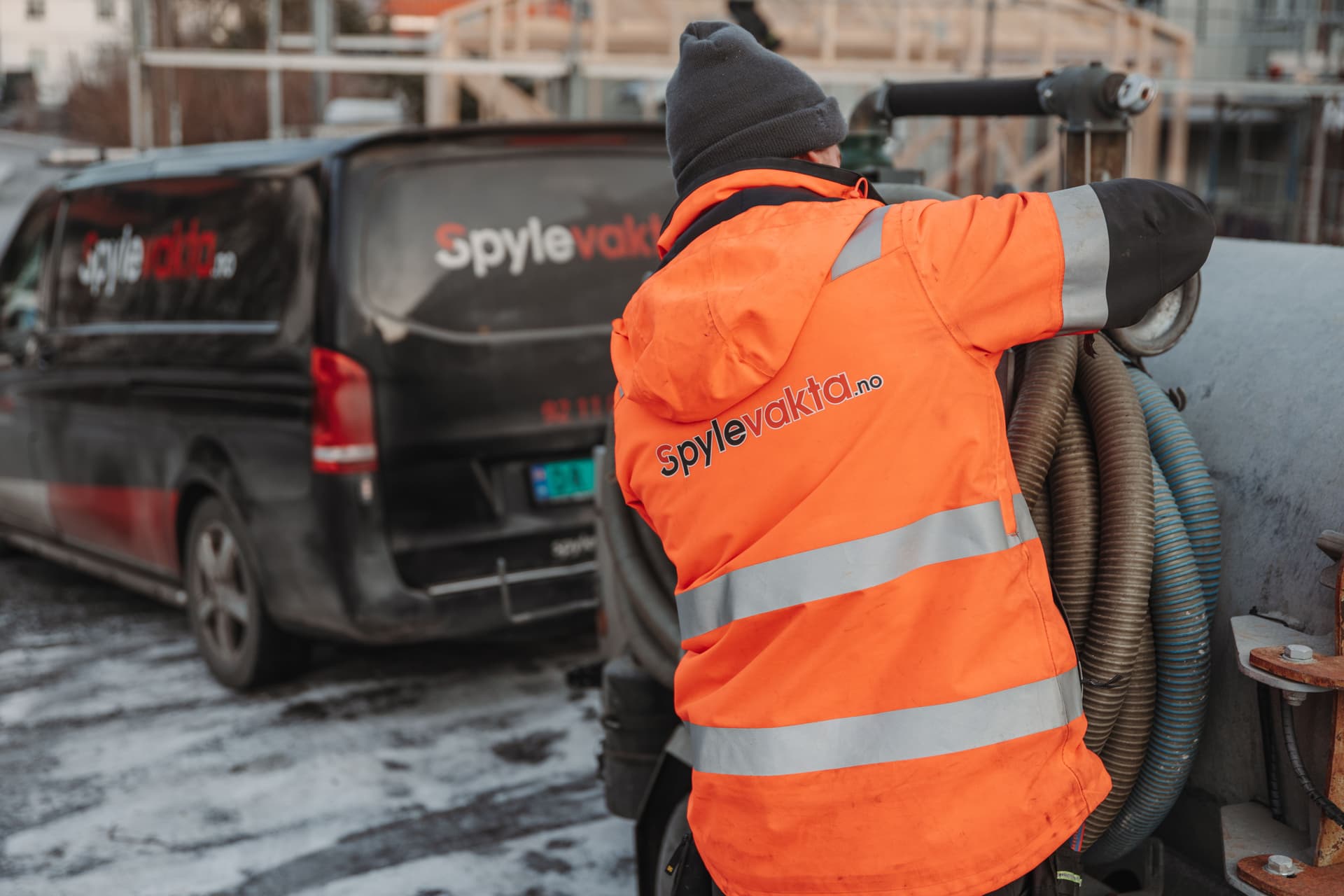 Operatør som gjør seg ferdig etter oppdrag