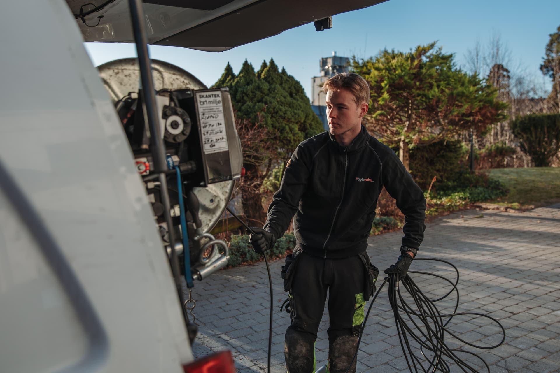 Bilde av operatør som gjør klar spylebil