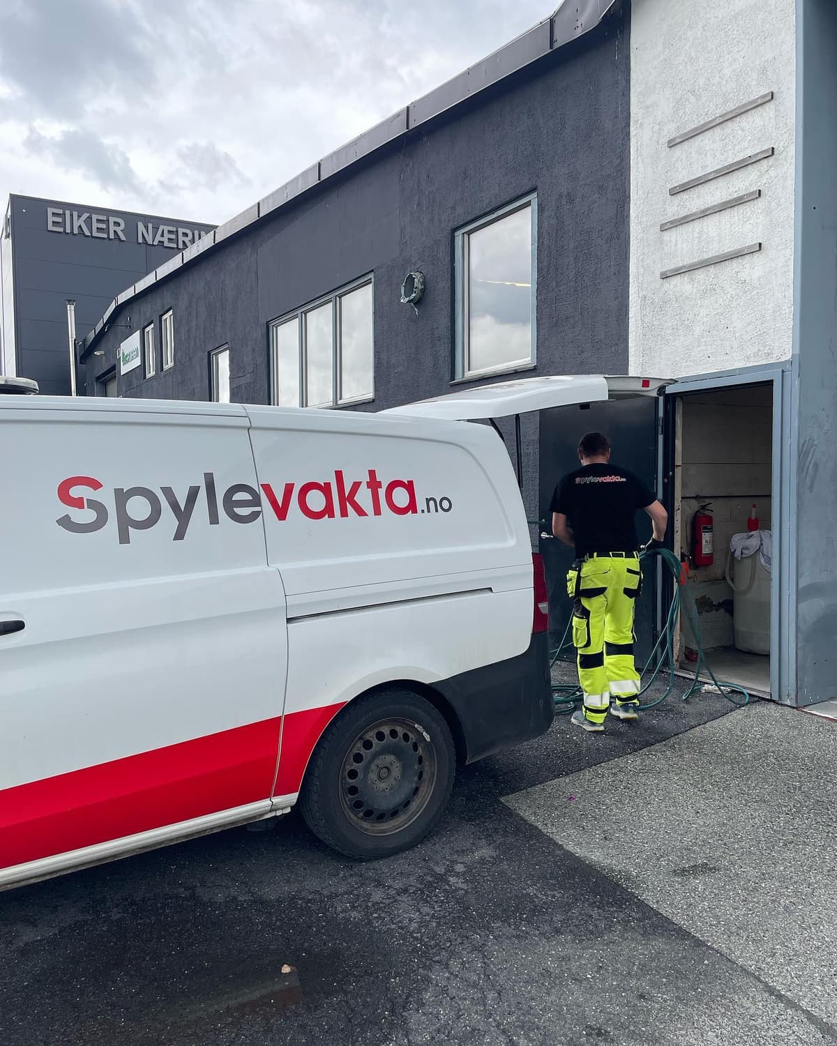 Spylevakta ute på Eiker Næringspark